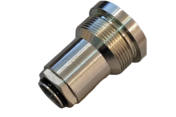 How does the anti-misinsertion design of the hydraulic quick connector ensure a safe and reliable connection process?